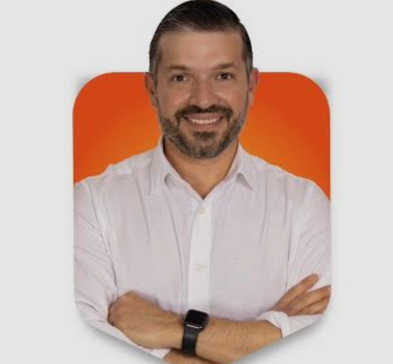 RegioDeGpe's tweet photo. @MVSNoticiasMty A quemarlo por hojaldra al we, un alcalde con poder y el otro un simple mesero.

No estoy seguro, pero capaz que los acompañantes eran guaruras.

Ir al trabajo con miedo, pobre mesero https://t.co/1UlufUxvcU