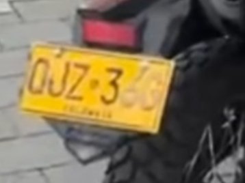 STAVBROS's tweet photo. @ThomasitaD @cofradiacambio Está es la placa dela moto del hermano de está belleza que también en días pasados ostigo a gente en el barrio campo Valdés y por qué como cosa rara borra el número y la letra si son tan legales y les gusta molestar alos demás la de un documento tan importante? https://t.co/qC499xOUv5