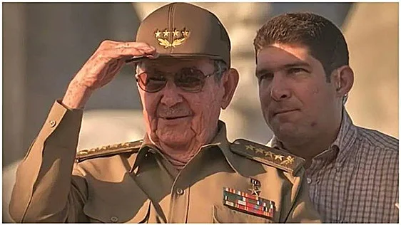 ganaderator's tweet photo. Otrora la joya del Caribe, un pais moderno y progresando, hoy el más empobrecido y degradado... pero que felices son sus señoritos... la #CubanRoyalFamily #cuba https://t.co/LcAXDFTfR9