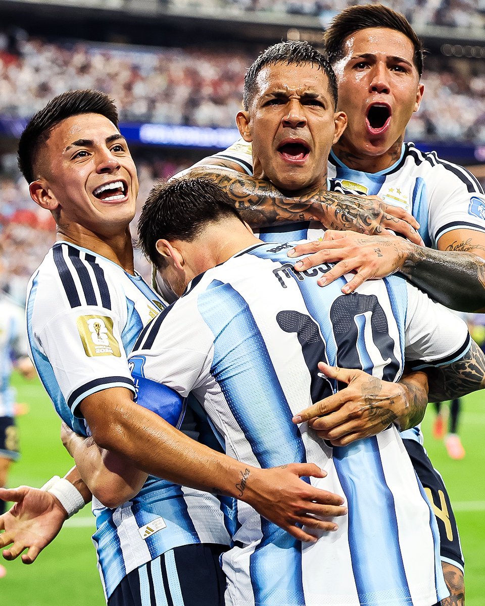 OneFootball's tweet photo. Argentinian passion 🇦🇷🔥 https://t.co/Uac11QkhBG