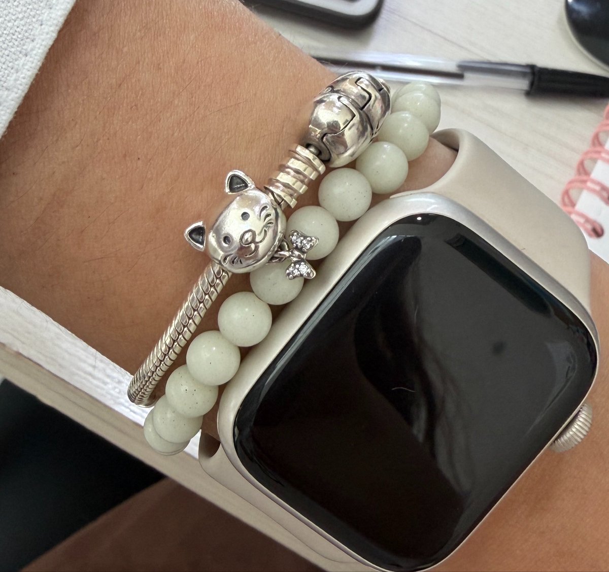 SofCA22's tweet photo. Vivo enamorada del charm de gatito que me dio mi novio🥰 https://t.co/yJ0DBdjfFQ