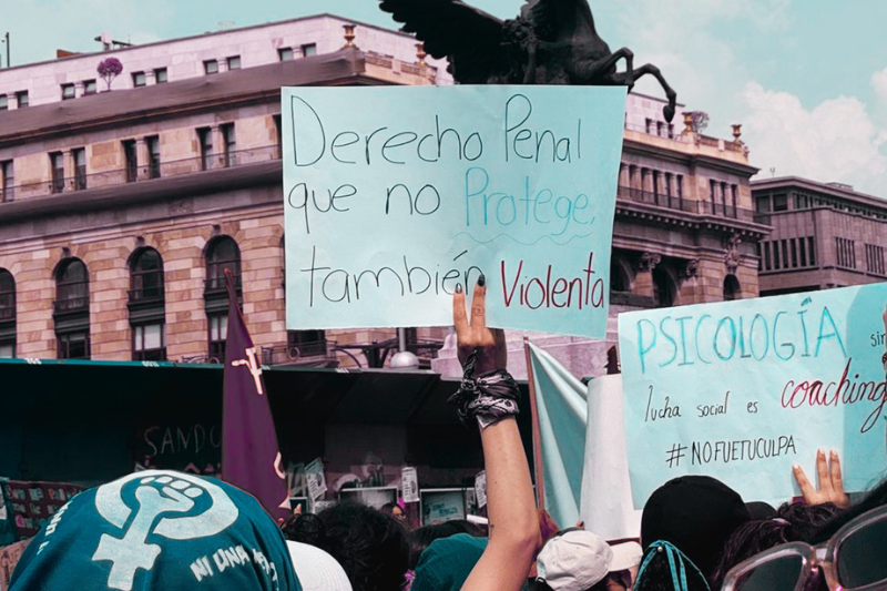 Cimacnoticias's tweet photo. ⚖️🚨 ¡Alerta en Perú! 
Un proyecto de ley busca eliminar el feminicidio y sustituirlo por "asesinato de pareja". El Comité del #MESECVI expresó su profunda preocupación y rechazo
#PeriodismoFeminista #BelémDoPará #Perú https://t.co/GCQpiptrXj