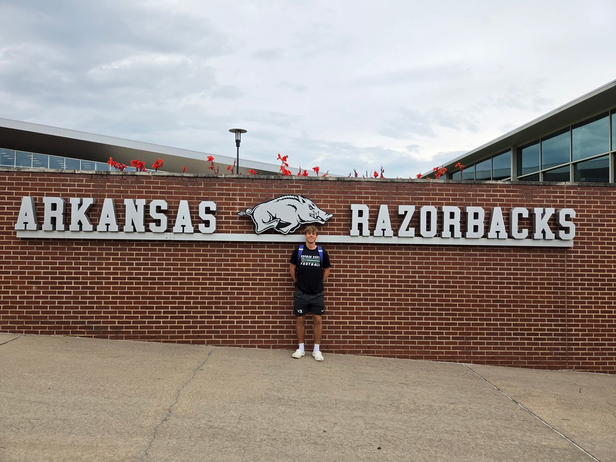 VladAfanasiev08's tweet photo. I had a great time at @RazorbackFB camp this past Sunday! Huge thanks to @RSilverfield and @Coach_Smith10 and the whole coaching staff for coaching me up and helping me improve!

@NNFootball @NNFBRecruiting @NNCoachJones https://t.co/T6M2NUPznN