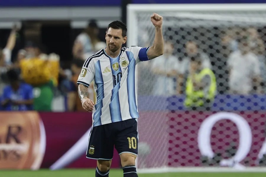 GenteNoticias's tweet photo. #mundialdefútbol2026 #fifa
🇦🇷⚽👑 Messi hace historia y es el máximo goleador de los Mundiales

Lionel Messi, con el gol marcado en el minuto 38 ante Austria, se convirtió en el máximo goleador de la historia de las Copas del Mundo con 17 tantos, superando al alemán Miroslav Klose.

🔥 El capitán argentino, que ya había firmado un triplete ante Argelia en la primera jornada, amplía una leyenda que comenzó hace 20 años en Alemania 2006.
#Messi #Argentina    #Mundial2026 ⚽🏆