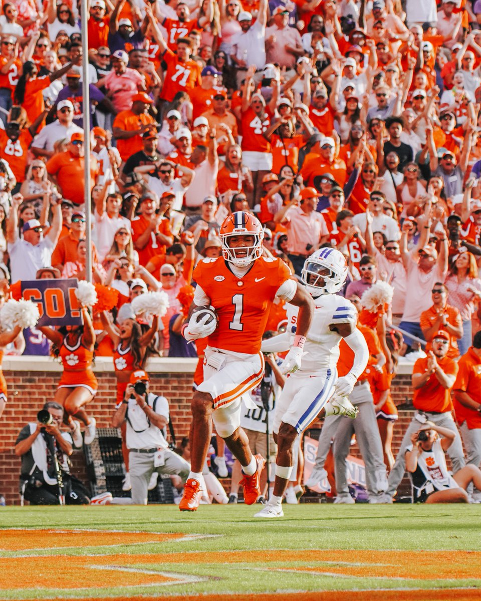 ClemsonTigers's tweet photo. 75 days until the @ClemsonFB season kicks off! 🐅🏈 https://t.co/sAqDRciK2g
