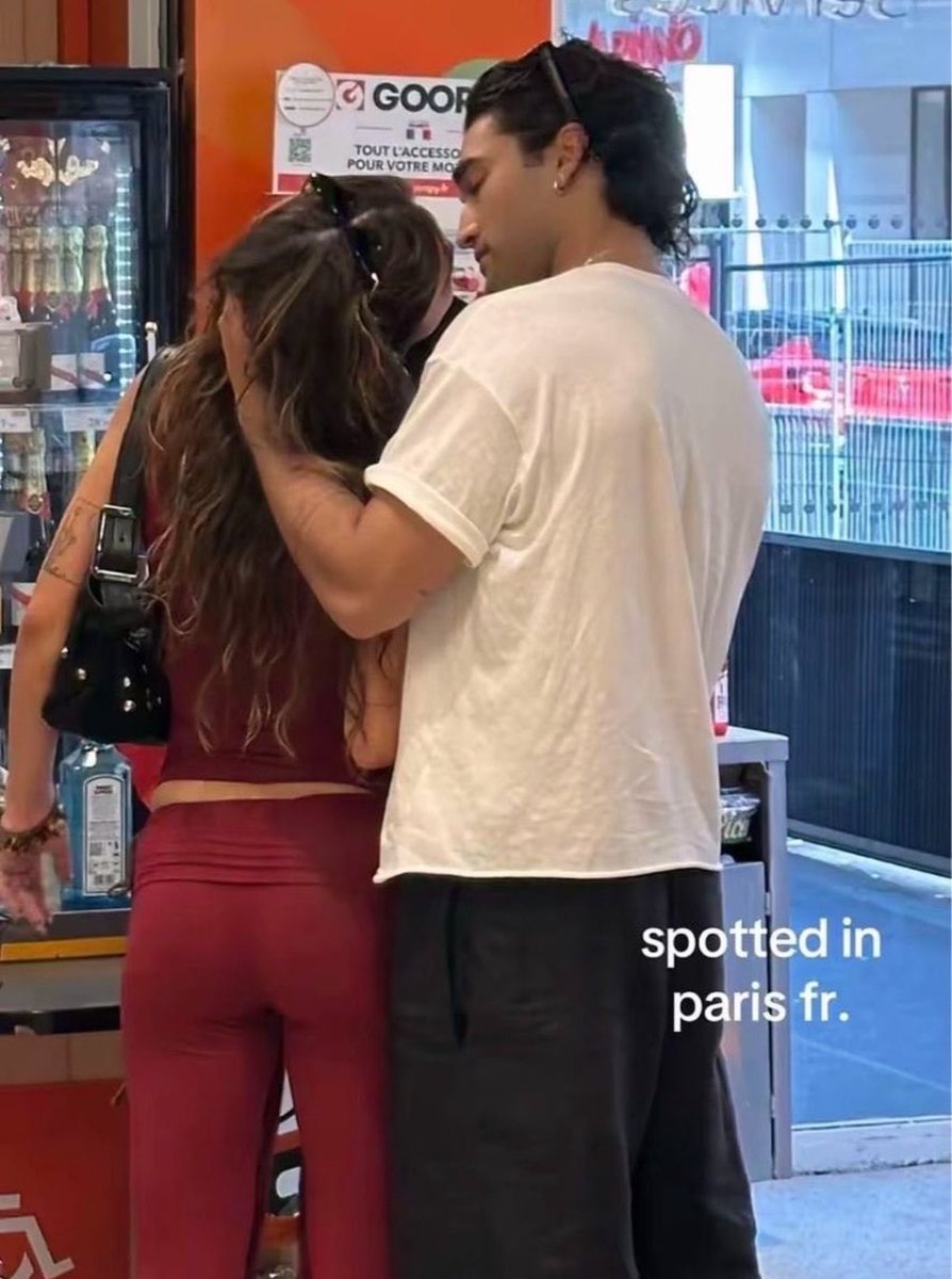 grhmgarrett's tweet photo. i love it when costars who had no romantic storyline still find each other like oh you went off script exactlyyyy https://t.co/D1zfjKsPG8