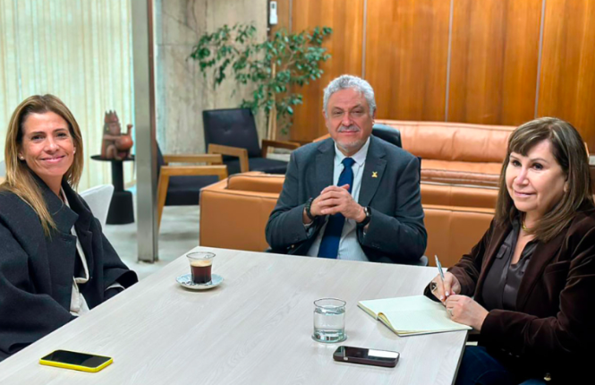 usach's tweet photo. 💡El Rector Pedro Palominos y la Directora Ejecutiva de Rectoría, Marcela Rosinelli, sostuvieron una reunión estratégica en Casa Central con María José Ramírez Tomic, representante de 3xi, organización dedicada a impulsar espacios de diálogo y colaboración para generar confianzas frente a los grandes desafíos nacionales.

Durante el encuentro, se reflexionó sobre cómo la #USACH puede proyectar su vocación pública y capacidades académicas más allá del aula

🔗Sigue la noticia en: https://t.co/0lWUkgqXsp