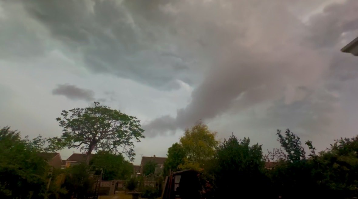 DicksGemma's tweet photo. Funnel cloud over Melksham this evening, followed by a big storm #ukweather #funnelcloud #convectiveweather #storm #thunder https://t.co/jC4JTqz8Xl