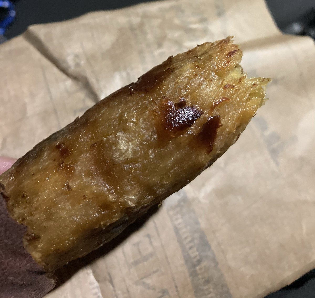 9283puchi's tweet photo. 腹立つな！
いつも夜の仕事の終わりに
スーパーに寄るんだけど
入り口の一角に
焼き芋があるんだよね。
今日も楽しみに
近寄ったら、
5本のウチの3本が指で
潰されているの
しかも、大きいのばかり

食べ物を粗末にするヤツは
本当に好かん！ https://t.co/Krq4ls1AGI
