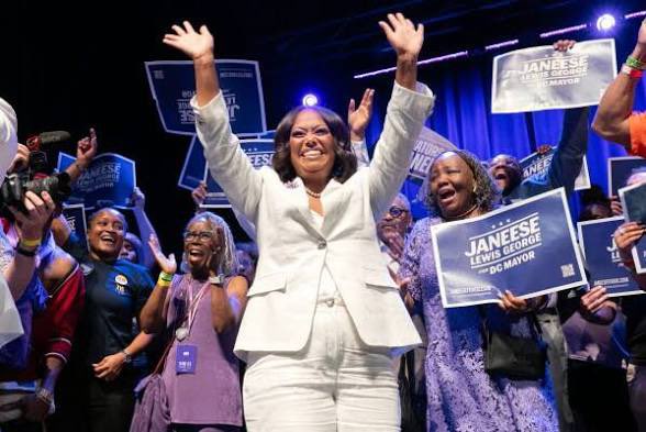 WellsJorda89710's tweet photo. 🚨 Black Democratic voters just keep repeating the same mistake.

In Chicago, they dumped a terrible Mayor Lori Lightfoot… only to elect an even WORSE Brandon Johnson.
In DC, they had a moderate mayor who actually worked with Trump to clean up crime and make the city safe — now they’re handing it over to a radical who wants to fight Trump and turn DC back into a disaster zone.

Same party. Same failed policies. Same results.
When will they learn? It’s heartbreaking to watch.
#VoteThemOut #ChicagoFail #DCMess #WakeUpAmerica #StopTheMadness #Election2026