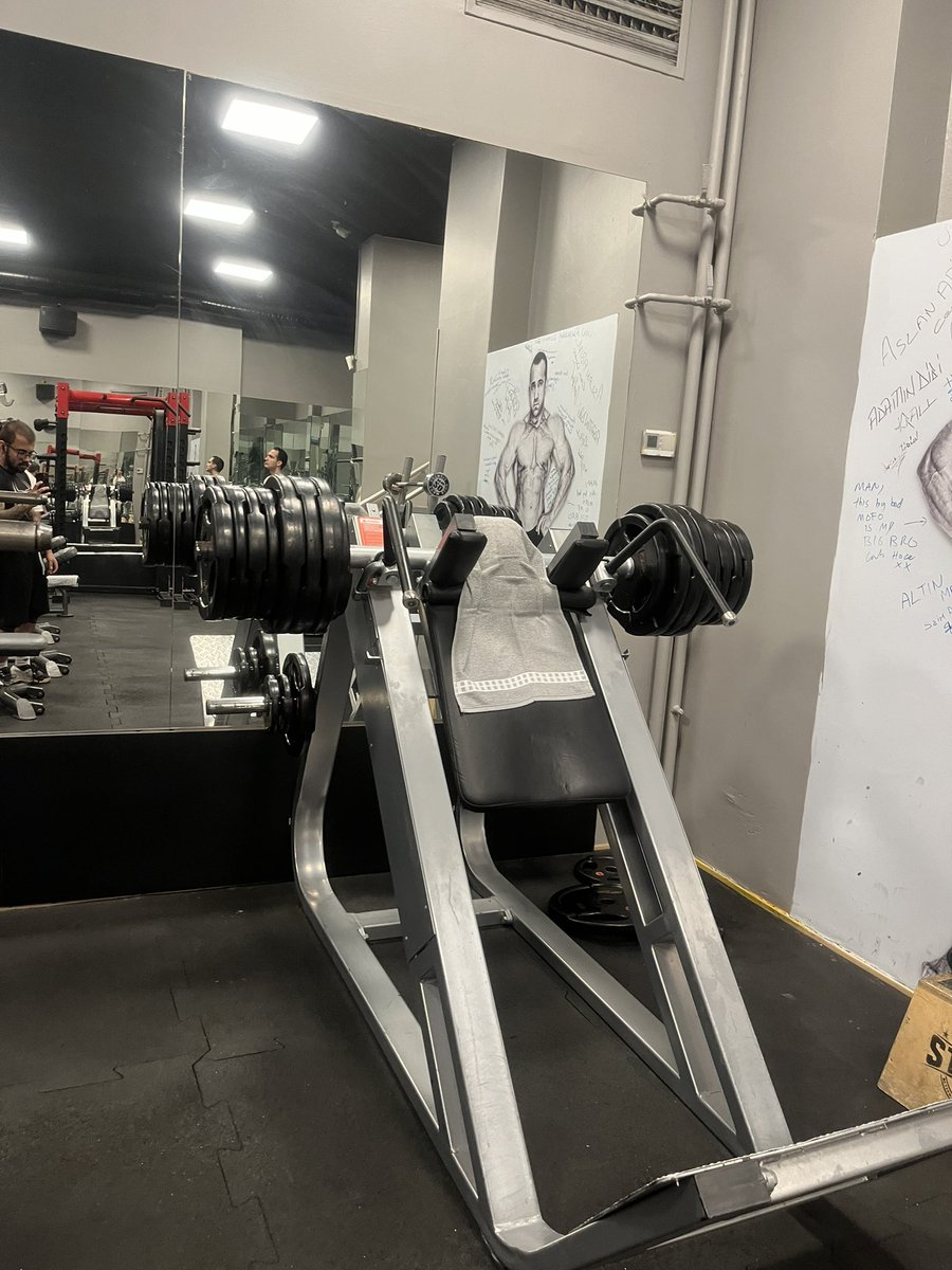 testmastdec's tweet photo. Leg day final boss https://t.co/tG18thWLph