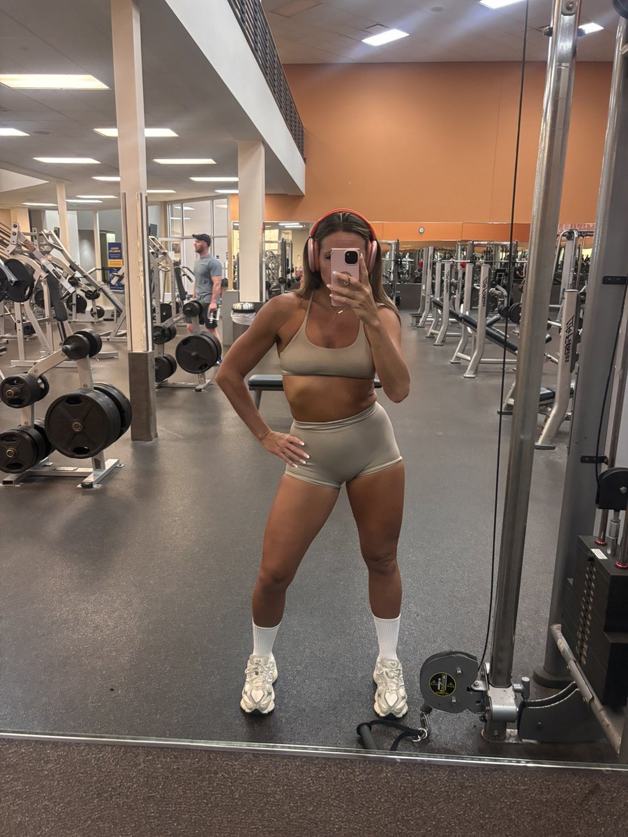 Melgymgoddess's tweet photo. Nothing better than a good shoulder workout 🏋️ https://t.co/Z7a2ZegBnt