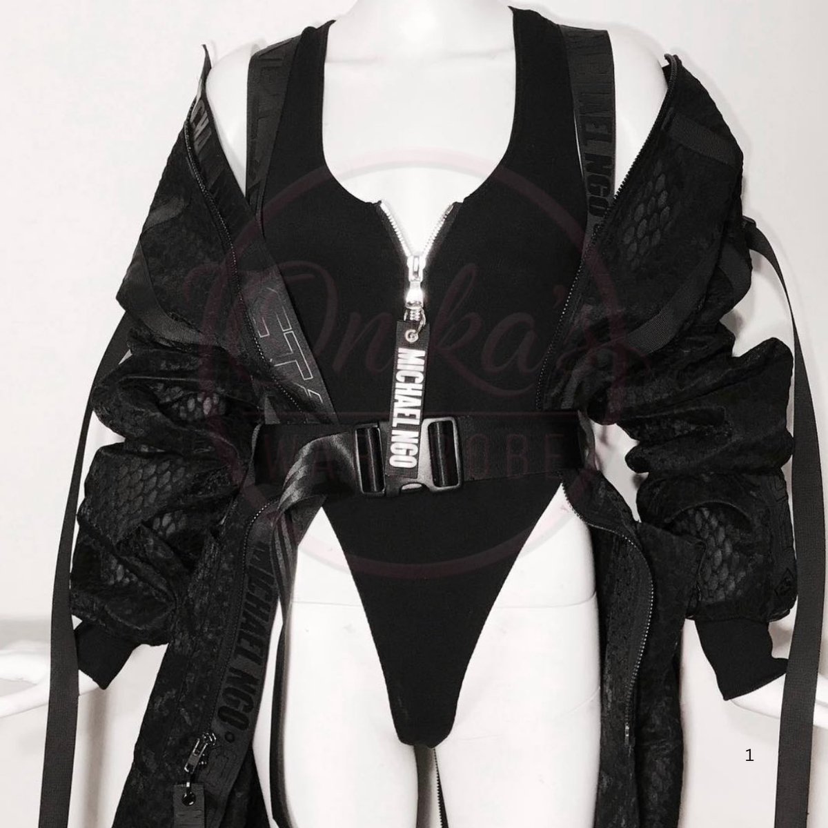onikaswardrobe's tweet photo. Good Form Music Video(2018)
Nicki Minaj wearing a Octane SS18 Patent Buckle-Zip Bodysuit & HoneyComb Tactical Parka from Michael NGO + a George Styler headpiece (approx. $1,450)
#nickiminaj #fashion #style
#GeorgeStyler #MichaelNGO
#GoodFormMusicVideo https://t.co/dJf1U2eMmG