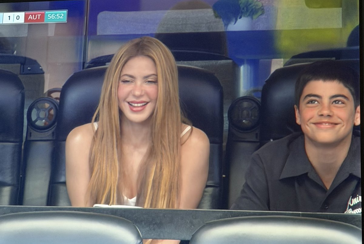 WelBeast's tweet photo. This is not Shakira. She looks like a teenager. https://t.co/UcFRgSB5EJ