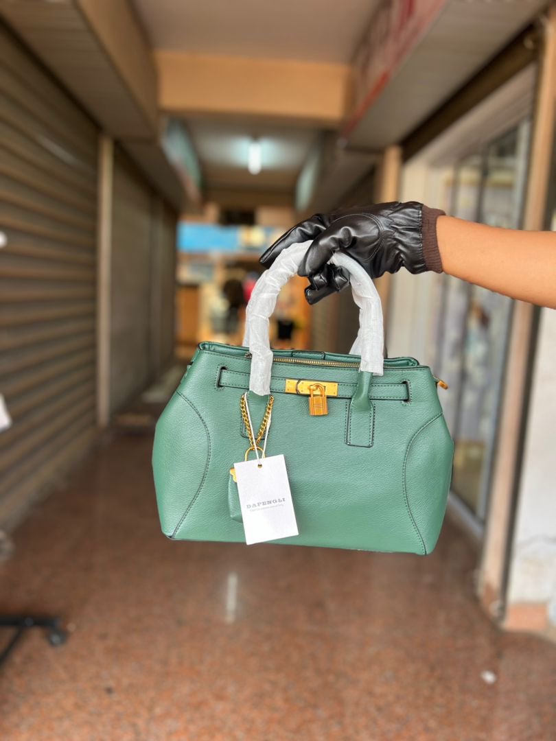 CindyCheapShop's tweet photo. De jolis sacs à main pour vous mesdames ☺️
1️⃣&amp;2️⃣ 12.500f
3️⃣4️⃣ 17.000f https://t.co/DzgvJ9Qc7D