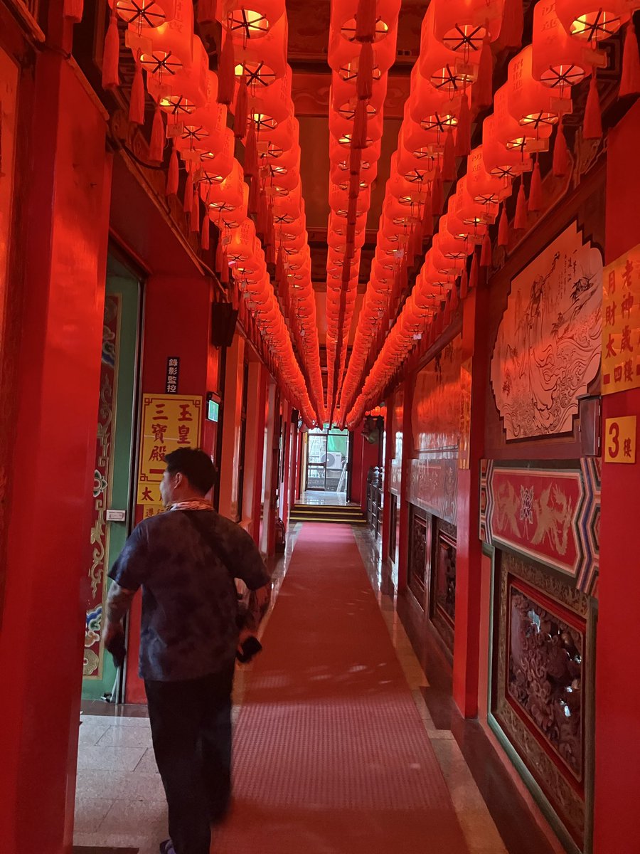 golden_tiger24's tweet photo. 台湾拉麺フェス番外編

ローカルエリア①

夜市

ここはほぼ現地の人しかいないエリア

バイクがビンビン走って危ない！

すごく活気があってエネルギッシュだった🔥 https://t.co/kWM0F40zEI