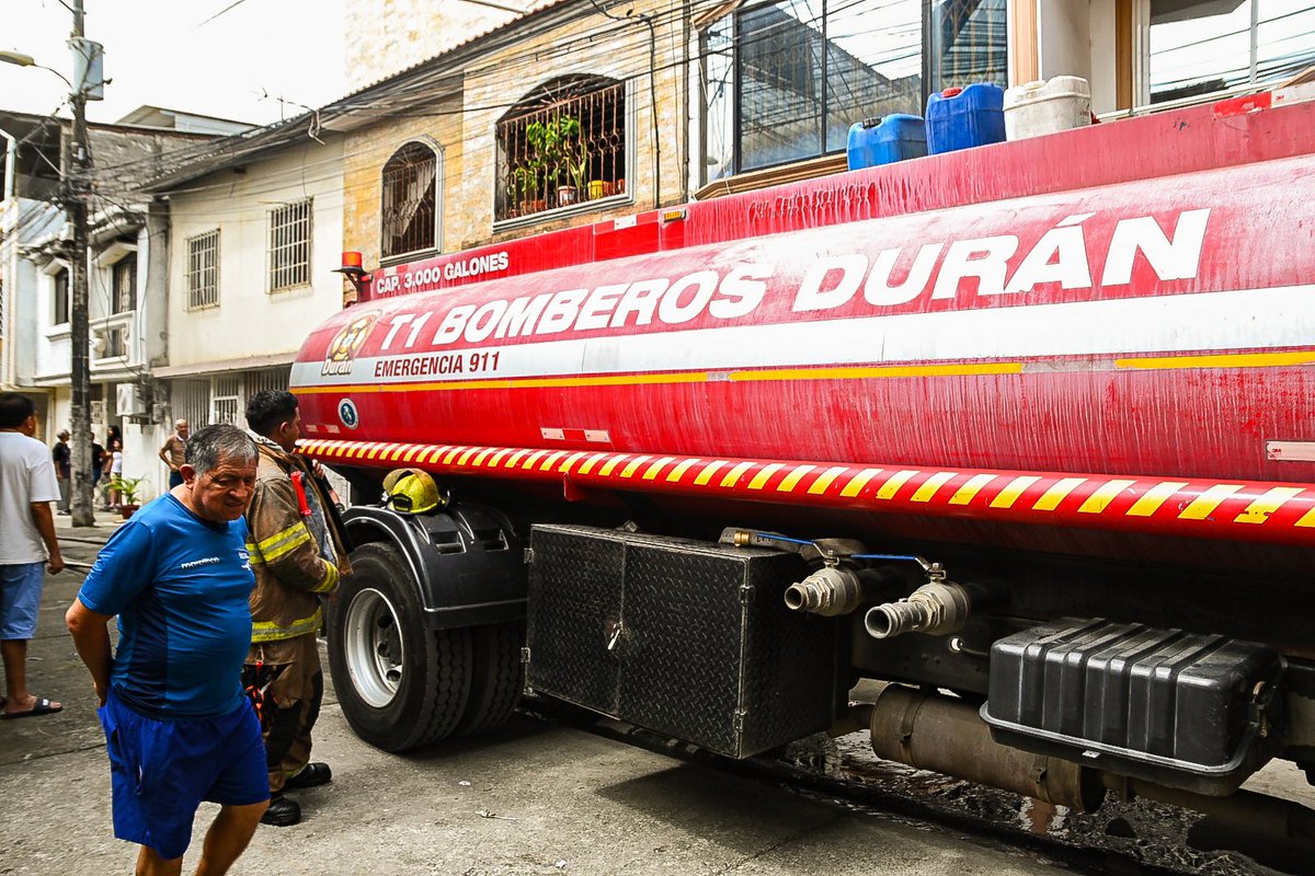 BomberosDuran's tweet photo. 🔥🚒 UNIDADES CONTROLAN INCENDIO ESTRUCTURAL EN ABEL GILBERT

Atendimos un incendio estructural en una vivienda de la cdla. Abel Gilbert. Nuestras unidades realizaron labores de control, extinción, ventilación y liquidación de puntos calientes, evitando la propagación del fuego https://t.co/MMWovnNaNx