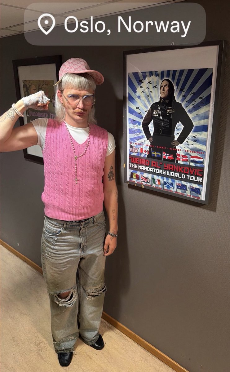 internetcafe_24's tweet photo. i love that he's wearing his old clothes, he's spoiling us with outfits this tour https://t.co/mJvy6Xo7FP