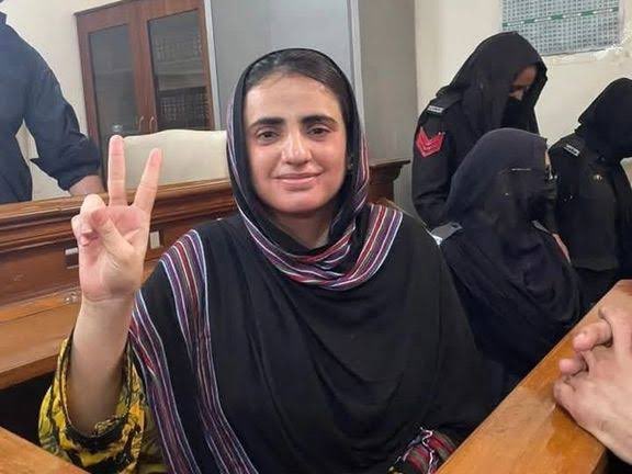 balochestan1422's tweet photo. دادگاه ضد ترورسیم پاکستان، در شهر کویته مرکز بلوچستان چهار فعال بلوچ از جمله دکتر #مهرنگ_بلوچ از چهره هاس سرشناس مخالف حکومت پاکستان به علت کشته شدن یک سرباز مرزی به حبس ابد محکوم کرد. https://t.co/rjVEXZMr1M