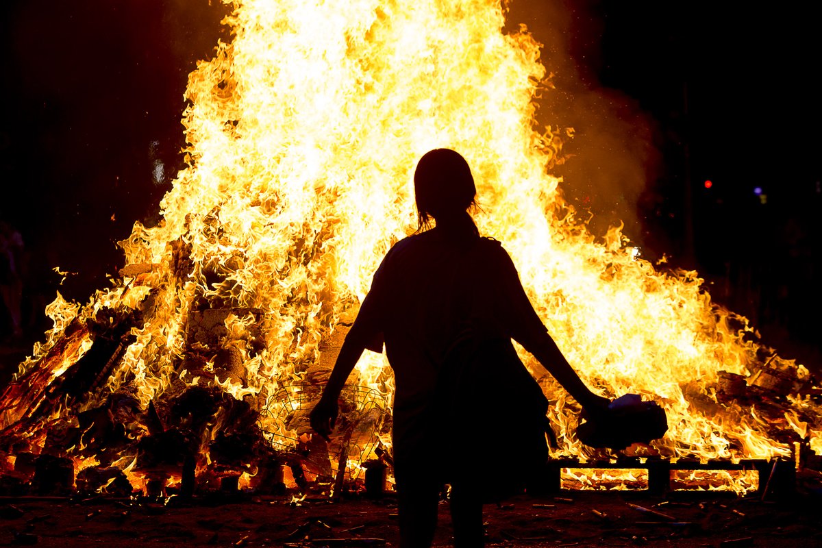 ElGatSaberut's tweet photo. L'ORIGEN DE LA FESTA DE SANT JOAN

L'origen de la festa es remunta a celebracions paganes relacionades amb el solstici d'estiu, que té lloc al voltant del 21 de juny. Aquesta data marca el dia més llarg de l'any i ha estat tradicionalment un moment de celebració en moltes cultures. Les fogueres tenien un paper central en aquestes festes com a símbol de purificació i de renovació.

Amb l'arribada del cristianisme, aquestes festes paganes es van cristianitzar. A partir del segle IV, l'Església va associar la festivitat amb Sant Joan Baptista, que, segons la tradició, va néixer el 24 de juny. Des de llavors, s'anirien barrejant tradicions de forma popular, entre les quals les fogueres tindrien un paper protagonista.

Més informació ⬇️
https://t.co/sYx6BnemUp

❗️Comparteix i segueix-me 🔁🔥