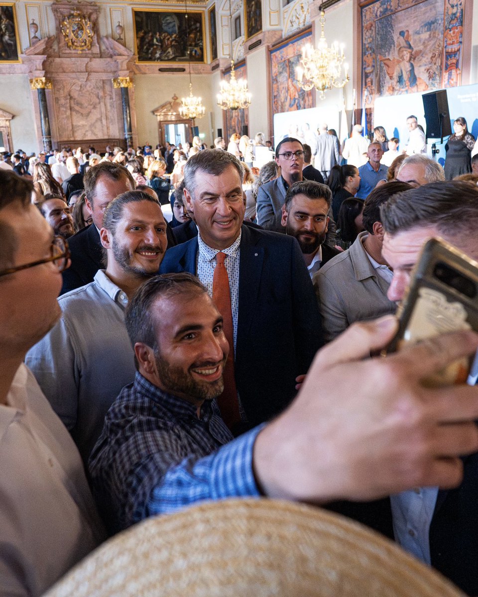 Markus_Soeder's tweet photo. Herzlich willkommen in Bayern! Heute #Neubürgerempfang in der Münchner Residenz mit Innenminister Joachim Herrmann: #Bayern ist ein tolles Land und für viele Menschen ein echtes Sehnsuchtsland. Hier kann man in Freiheit und Sicherheit leben und sich selbstbestimmt entfalten. Wir setzen auf Technologie, Innovation und Forschung und schaffen Zukunftschancen - gerade für junge Menschen. 2025 wurden rund 60.000 Menschen in Bayern eingebürgert. Heute Abend waren Menschen aus fast 80 Ländern dabei. Sie bereichern unser Land mit ihrem Optimismus, ihrer Kraft und ihrer Lebensfreude und stärken unser weltoffenes, modernes und heimatliches Bayern. Sie sind echte Vorbilder und Mutmacher. Auf einen erfolgreichen Start als deutsche, und insbesondere bayerische Staatsbürger 😇