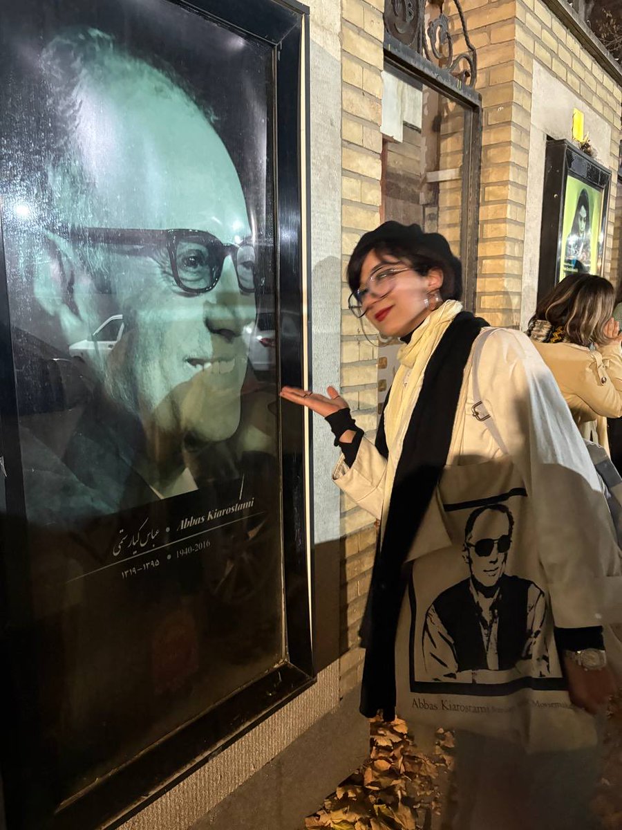 AryaNdrT's tweet photo. امروز تولد عباس کیارستمی بود. عاشق شماره‌ی یک آقای کیارستمی ۱۶۶ روزه که در کنار ما نیست. توت‌بگ قشنگ و نازش، که عکس‌ ایشون روش چاپ‌ شده بود، ۱۶۶ روزه که یک گوشه افتاده؛ روش خیلی حساس بود و دلش می‌خواست توی همه‌ی عکس‌ها مشخص باشه. 
#رها_بهلولی‌پور https://t.co/k8hVy40RCI