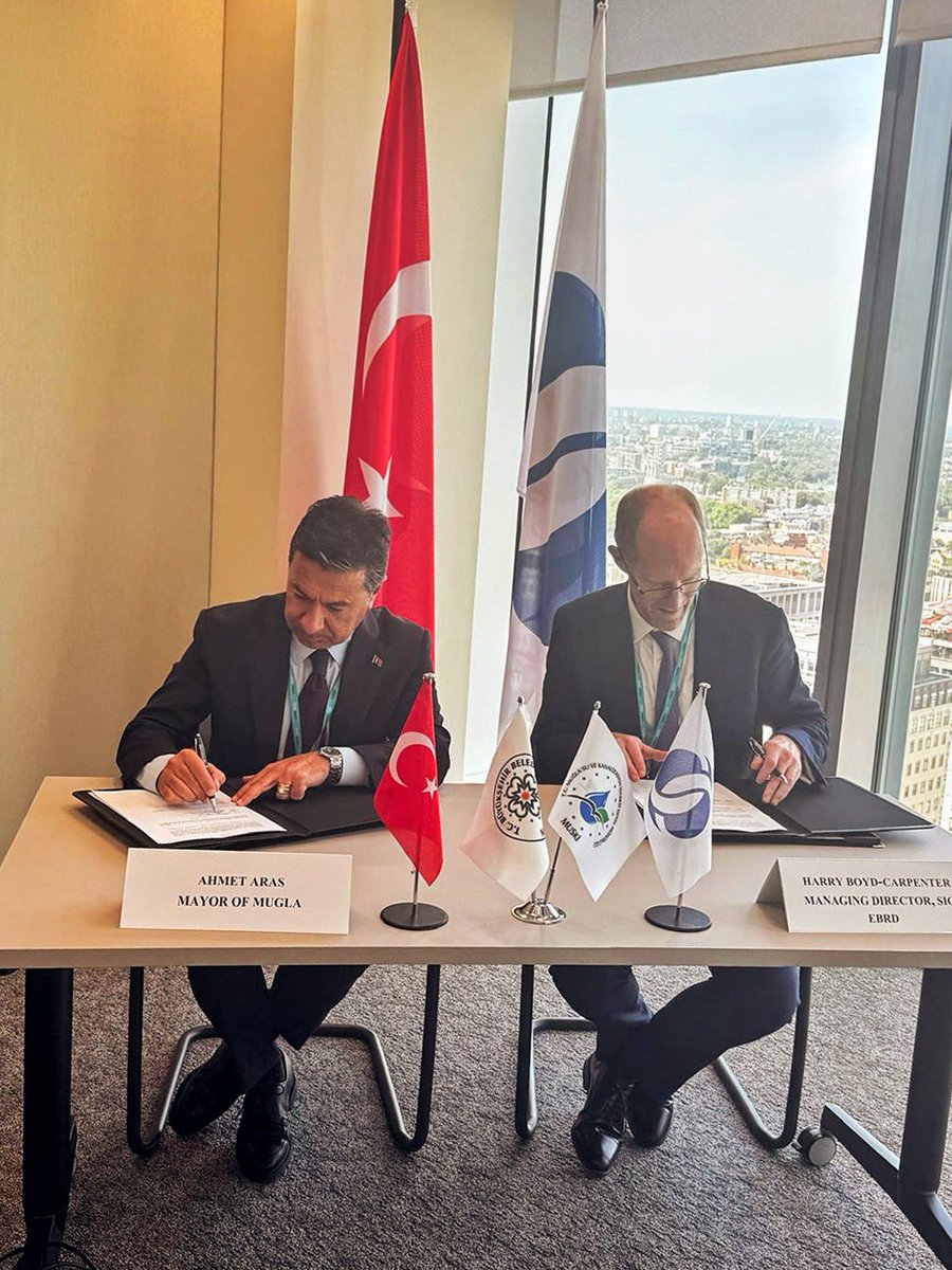 arasahmetmugla's tweet photo. Londra’da, Avrupa İmar ve Kalkınma Bankası (EBRD) Yeşil Şehirler Programı kapsamında Muğla’mız için önemli bir adım attık.

EBRD ile imzaladığımız mutabakat anlaşmasıyla Muğla, Yeşil Şehirler Programı’na katılan Türkiye’deki altıncı şehir oldu. Bu iş birliğiyle kentimizin çevresel sürdürülebilirliğini güçlendirecek, iklim krizine karşı direncini artıracak ve geleceğe yönelik önemli yatırımları hayata geçireceğiz.

Bugünü değil, geleceği planlıyor; Muğla’yı yarınların dirençli kentleri arasına taşımak için çalışıyoruz.