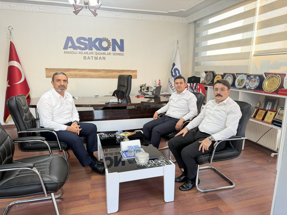 askonbatman's tweet photo. Vali Yardımcımız Sn. Mustafa Caner Çalukar ve Beşiri Kaymakamımız Sn. Muhammed Yılmaz, veda ziyaretleri kapsamında derneğimize ziyarette bulundular.
İlimize ve ilçemize sundukları kıymetli hizmetler için kendilerine teşekkür ediyor, yeni görevlerinde başarılar diliyoruz. https://t.co/C18KFZ5vUu