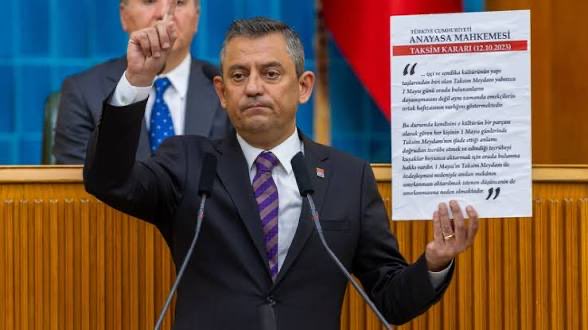 mustfsnmz's tweet photo. Yarın TBMM’de Özel ,grup başkanı olarak önemli bir konuşma yaparken KKgiller işgal ettikleri CHP genel merkezde hukuksuz myk ile belki yeni ihraç kararları alacaklar; istifalarla küçülmüş Parti meclisinin olağanüstü kurultay talebini görüşmesi gerekiyor. Kurultayı taca atacaklar https://t.co/WwHE8vB9uq