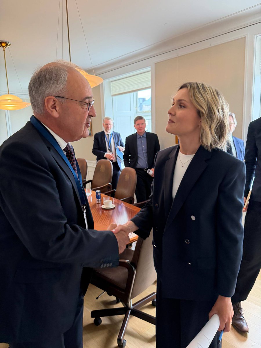 ParmelinG's tweet photo. Ce déplacement en Islande m’a également permis de m’entretenir avec la Première ministre Kristrún Frostadóttir 🇮🇸 au sujet de nos dossiers européens respectifs, ainsi que des enjeux actuels en matière de politique de sécurité et de politique commerciale au sein de l’AELE. https://t.co/23uHKTnPaB