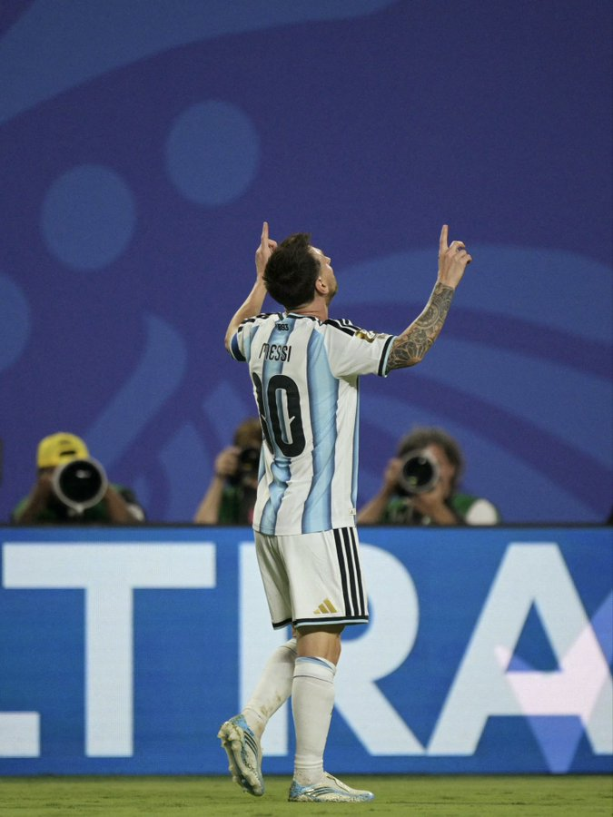 AlbertOrtegaES1's tweet photo. Argentina ha marcado 5 goles en este Mundial. Los 5, de Leo Messi.

En un partido donde empezó fallando un penalti, Messi terminó como el máximo goleador en la historia de los Mundiales con 18 tantos.

No veremos nada igual. https://t.co/G3TfV4256Y