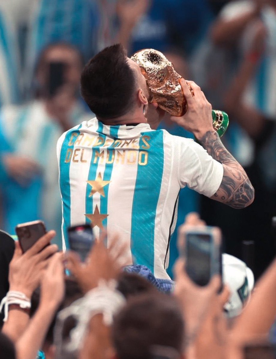 Noe07_'s tweet photo. Comparar a Messi con cualquier otro jugador, vivo o muerto, actual o retirado, debería ser un delito y un pecado. No hubo ni hay ni habrá ninguno como él. El mejor del mundo, el mejor de la historia de este deporte. Y ARGENTINO, nuestro mayor orgullo siempre https://t.co/qFiY6nHyH7