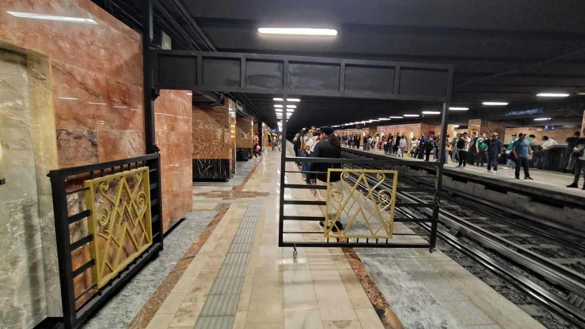 El_Universal_Mx's tweet photo. 🚇 La estación de Bellas Artes del Metro CDMX estrena nuevo elemento

Una reja ahora dividirá los vagones exclusivos para mujeres y menores de edad de los vagones mixtos

#FOTOS: Arantxa Meave | EL UNIVERSAL

https://t.co/XMmfRFOXzW https://t.co/YQ8Ppzr7OC