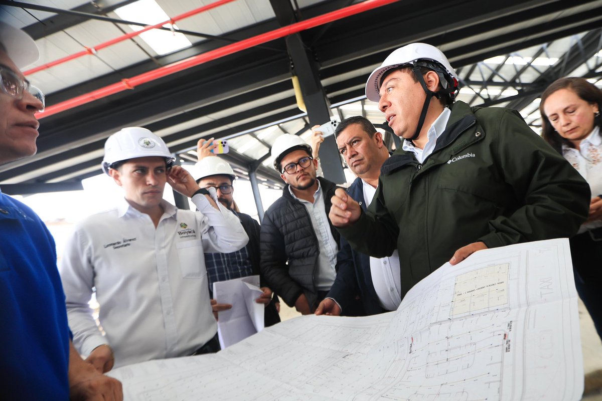CarlosAmayaR's tweet photo. ¡Llegamos a Ramiriquí 🤩!

Con infinita felicidad, hoy entregamos un vehículo compactador de 14 yardas, con una inversión de $1.124 millones.

Además, supervisamos el avance de la construcción de la nueva plaza de mercado, una obra de $14.000 millones que será la primera ecosostenible de Boyacá.

Seguimos trabajando sin descanso y con mucho amor por esta #BoyacáGrande💚💜🤍.