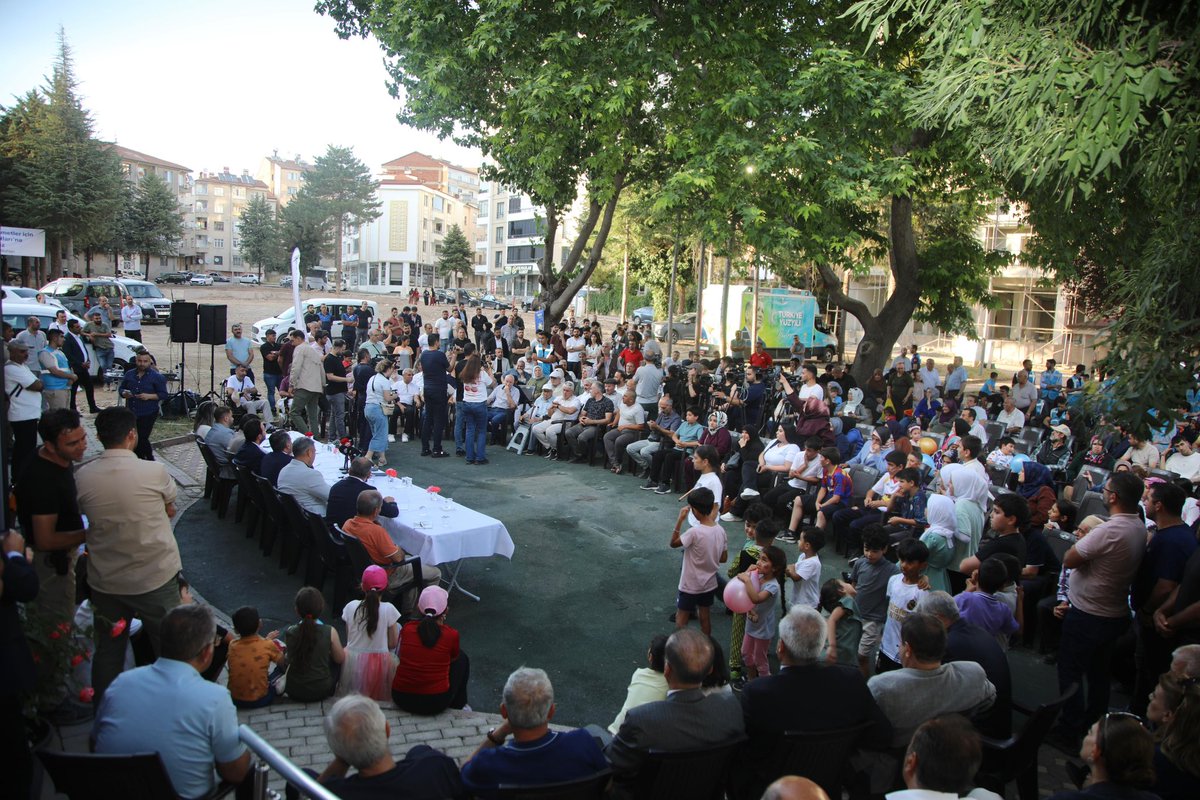 isselmanoglu23's tweet photo. Bizim en büyük gayemiz; gönüllerde yer edinmek, vatandaşlarımızın duasını ve desteğini kazanmak.

Mahalle Buluşmaları kapsamında Kültür Mahallemizde hemşehrilerimizle bir araya gelerek talep ve önerileri dinledik, mahallemize ilişkin ihtiyaçları yerinde değerlendirdik.

Samimiyetleri ve misafirperverlikleriyle bizleri bağrına basan tüm Kültür Mahallesi sakinlerimize teşekkür ediyoruz.

📍Kültür Mahallesi

@Akparti 
@abuyukgumus