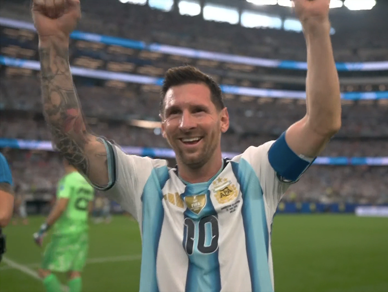 TouchlineX's tweet photo. 📸 - Lionel Messi is still on the pitch after the FT whistle, he keeps smiling, he keeps enjoying. https://t.co/HV5efCc0cF