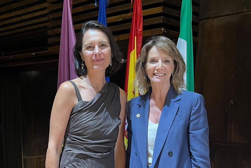 ColEnferMalaga's tweet photo. La vicepresidenta del #COEMálaga participó en la graduación de la XIV Promoción del Grado en Enfermería de la @InfoUMA e hizo entrega de los reconocimientos a los mejores expedientes académicos. 

#colenfermálaga #enfermeríapormálaga 

https://t.co/Rzn8vvqIHm https://t.co/TA9dR7sN1U
