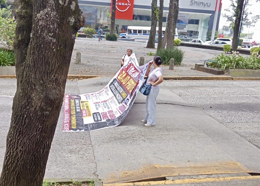 CodigoXalapa's tweet photo. 🔴 #Entérate || Enfermeras del ISSSTE Xalapa bloquean avenida y exigen destitución de jefa de área

Por Elma Cano 

Lee más 👉🏽 https://t.co/Dj3EOBx1S7 https://t.co/zSuP2Uhjmt