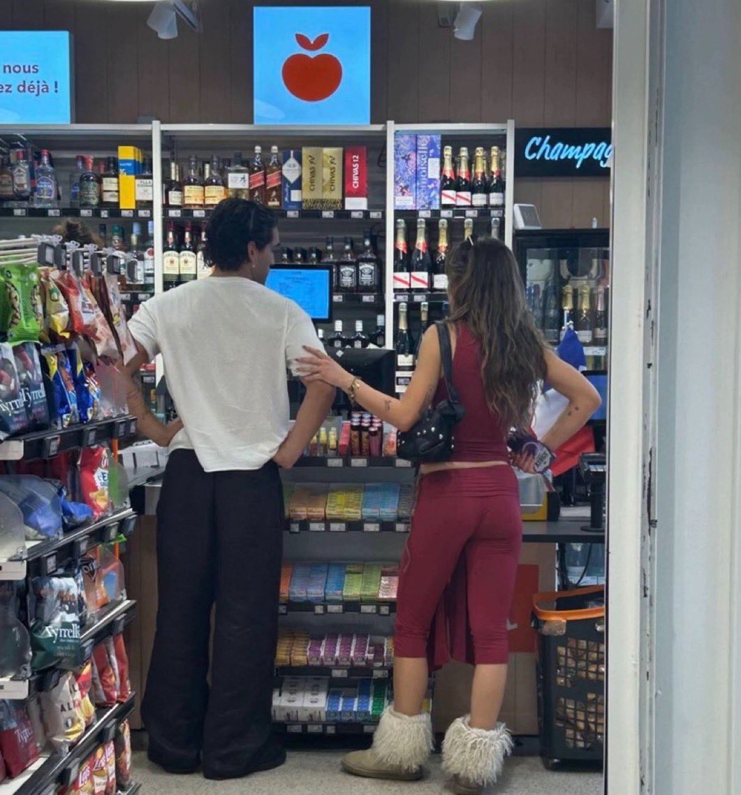 livsgraham's tweet photo. quando eu termino com meu ex tóxico e encontro um homem mil vezes mais bonito c princess treatment mds sabemos q a nossa mika venceu https://t.co/3XzFK1TdxL