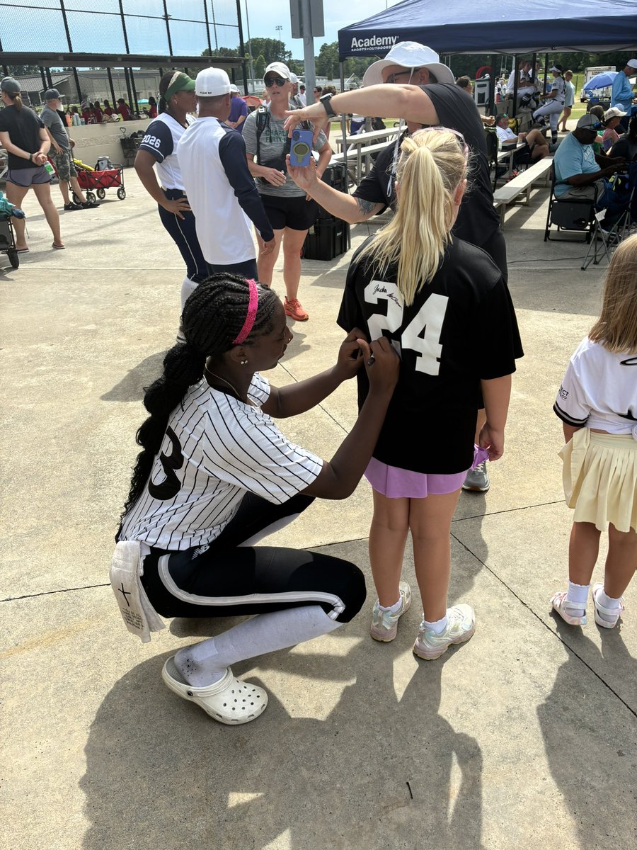 AddiS_2028's tweet photo. One of my favorite memories from the weekend! I signed my first autographs for some of our #FPX fans. 🖤🩶🤍
To any little girl getting into the game make sure YOU love it! It’s not going to be easy, but the results are worth it!
@JillCHigdon
@Jeremy_P_Higdon
@Brandon14Carr
@JazzFrancik2024
@KaileyPlumlee