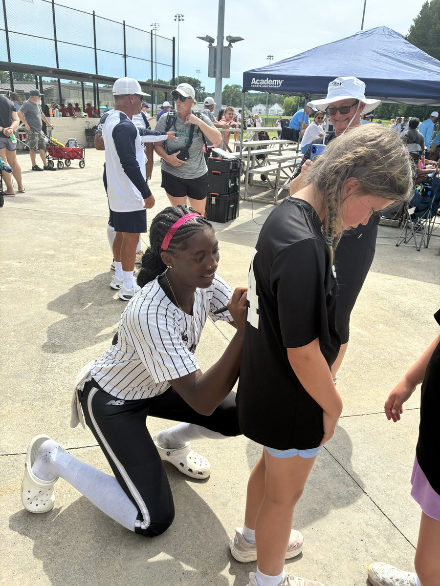AddiS_2028's tweet photo. One of my favorite memories from the weekend! I signed my first autographs for some of our #FPX fans. 🖤🩶🤍
To any little girl getting into the game make sure YOU love it! It’s not going to be easy, but the results are worth it!
@JillCHigdon
@Jeremy_P_Higdon
@Brandon14Carr
@JazzFrancik2024
@KaileyPlumlee