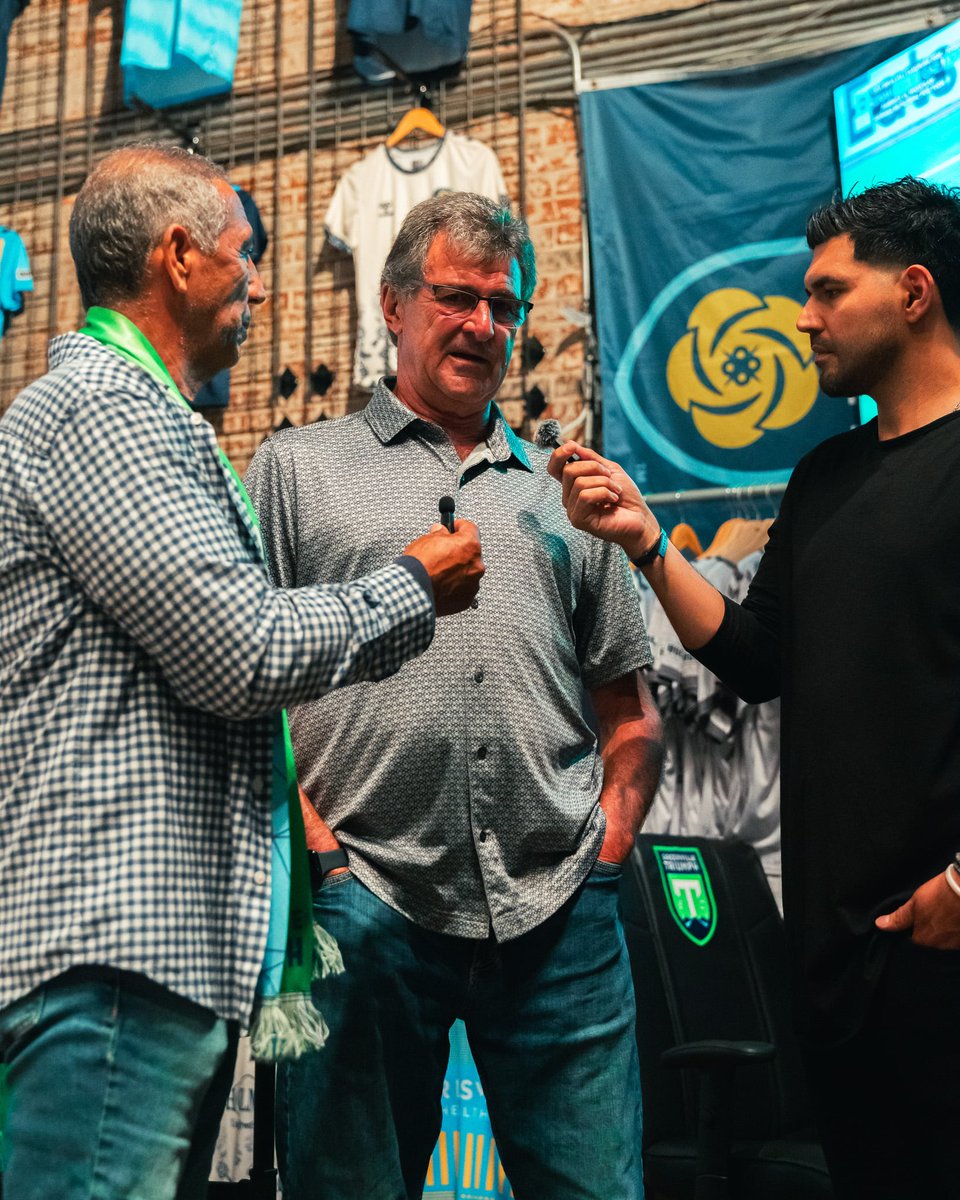 GVLTriumph's tweet photo. We had the privilege of hosting World Cup winner Mario Kempes at our inaugural match.
Now, Argentina is back on the world's biggest stage, as they move on to the Group of 32. 🇦🇷⚽

Teníamos el privilegio de tener al campeón del mundo, Mario Kempes, en nuestro partido inaugural.
Ahora, Argentina regresa al escenario más grande y consigue el pase a la ronda de 32 . 🇦🇷⚽

#TogetherWeTriumph | #GEVernovaPark