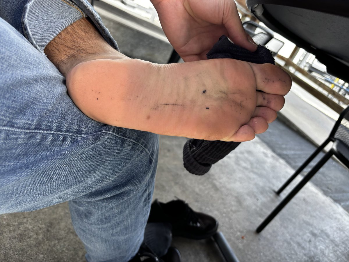 footmasterkade's tweet photo. This Florida heat is no joke 🥵. Working outside my feet are sweaty and stinkyy. I need someone to massage them under the table or be waiting for me when I get home to worship them! 😈😏 https://t.co/RaP0CSK2Mr