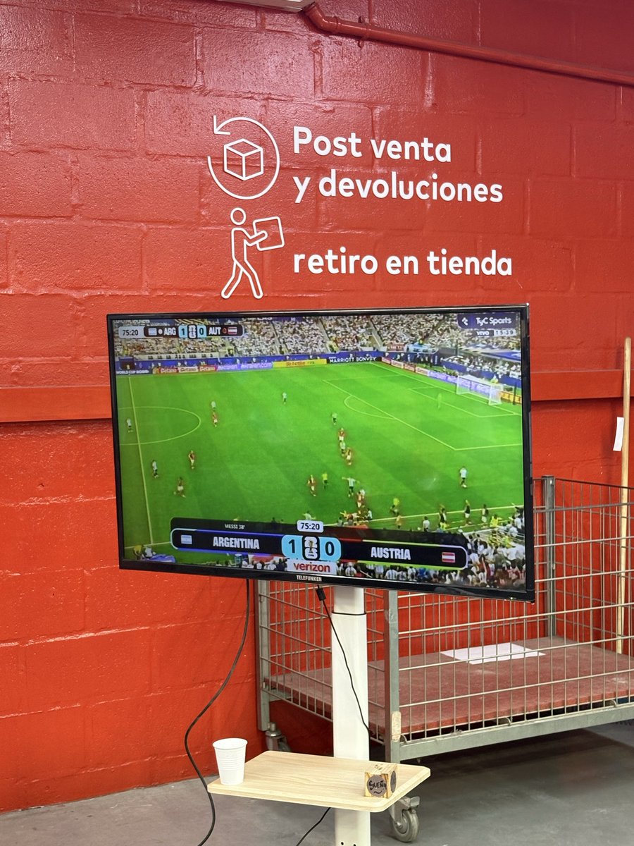 cammifernandeez's tweet photo. En la tele del laburo Messi todavía no hizo el segundo gol y jugamos sin arquero https://t.co/UCuU5U0534