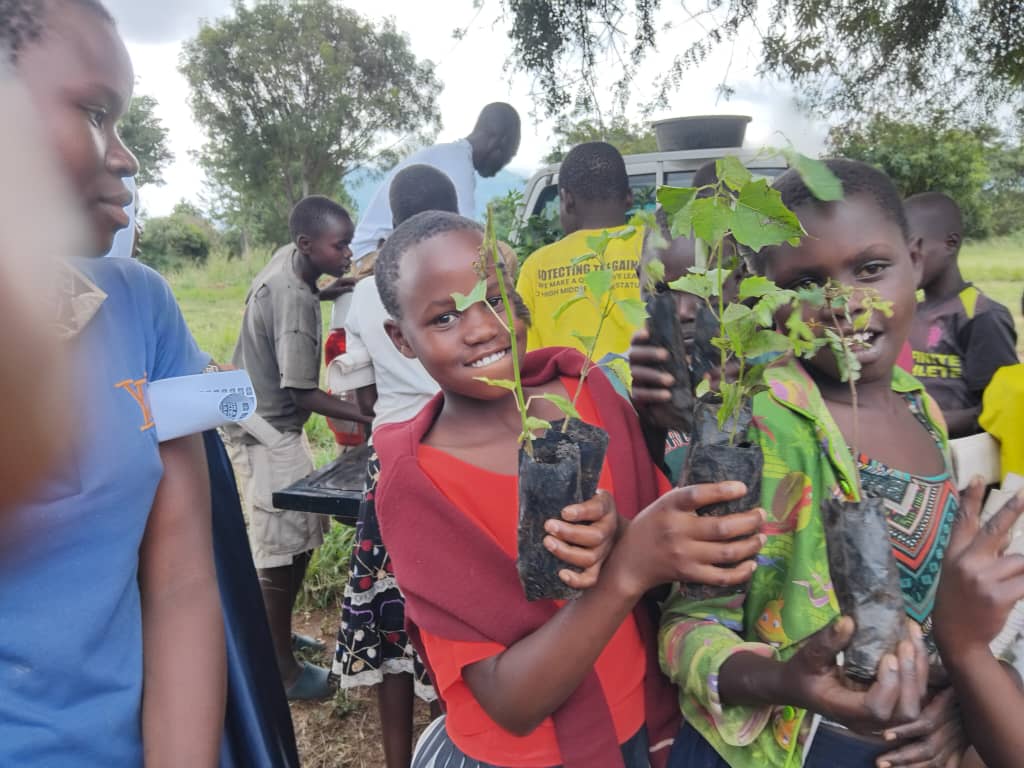 allan_coram's tweet photo. @MasanjaInocent  spearheades school farming initiatives. Here he teamed up with @narouganda and @LEAPAfrica  to set up a first green house project in Karamoja..  Formerly @MasanjaInocent was rewarded by @newvisionwire how much can a teacher do for an entire sub region. https://t.co/HzUTwx2nHt