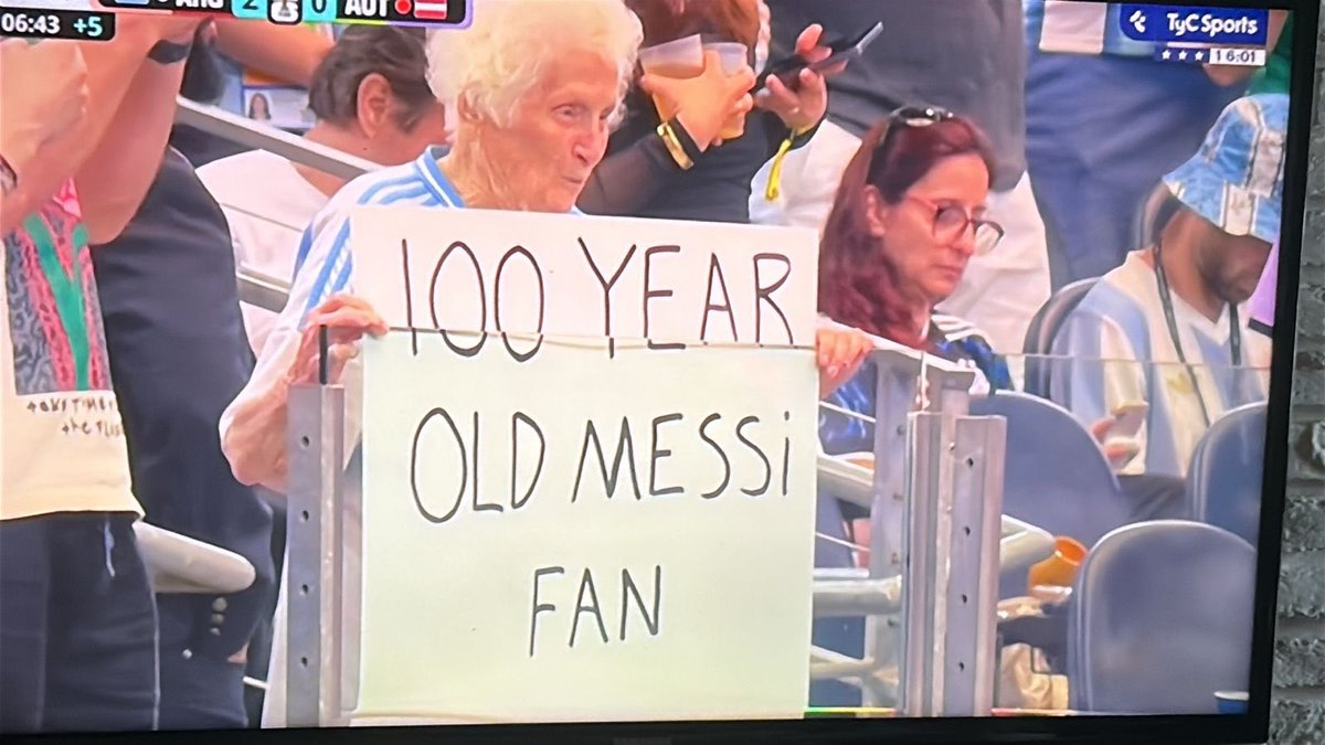 marcecardoso10's tweet photo. “100 años, fan de Messi. Leo hizo dos goles y esta señora se llevó la imagen más linda del partido. Hay amores por el fútbol que no entienden de edad ni de fronteras.” https://t.co/qllgAE3P01