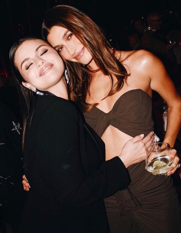 putaylor_'s tweet photo. eu amo que mesmo sendo atriz, cantora, bilionária e super famosa. a selena continua sendo uma pessoa muito doce e humilde, ela chega nos eventos e nunca nega foto com as garçonetes https://t.co/yeG0aodKue