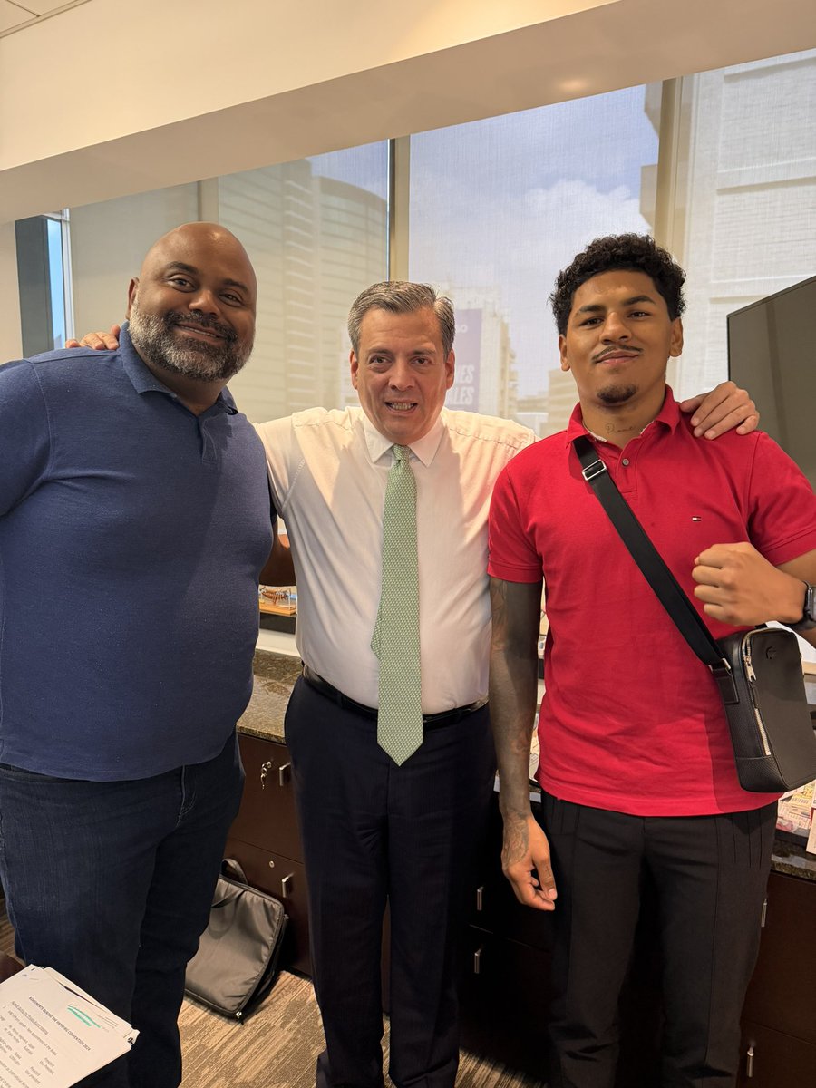 wbcmoro's tweet photo. Great Monday to start a week 
🥊Meeting with Napoles grand kid looking for opportunities 
🥊Meeting with Salvador Sanchez family to prepare the 44th anniversary 
🥊Videocall with Michael Magnessi who had a great fight and lost but with pride and high spirits 
Go @WBCBoxing https://t.co/u0NNAG0WE0