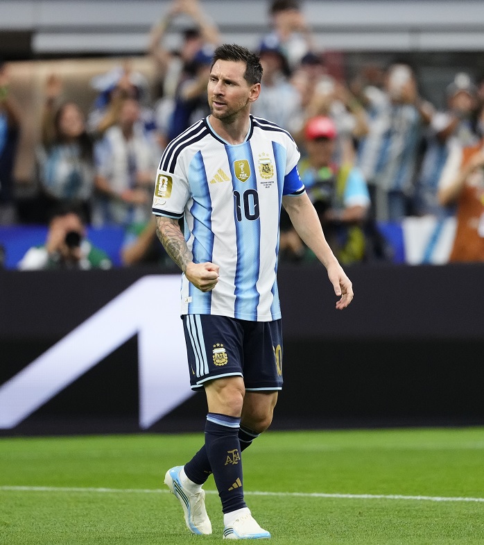 futbolarena's tweet photo. • Soru: "Klose'nin rekorunu kıracağını düşünüyor muydun?"

• Messi: "Ben sadece maç kazanmayı düşünürüm." https://t.co/KbJxjITOr8