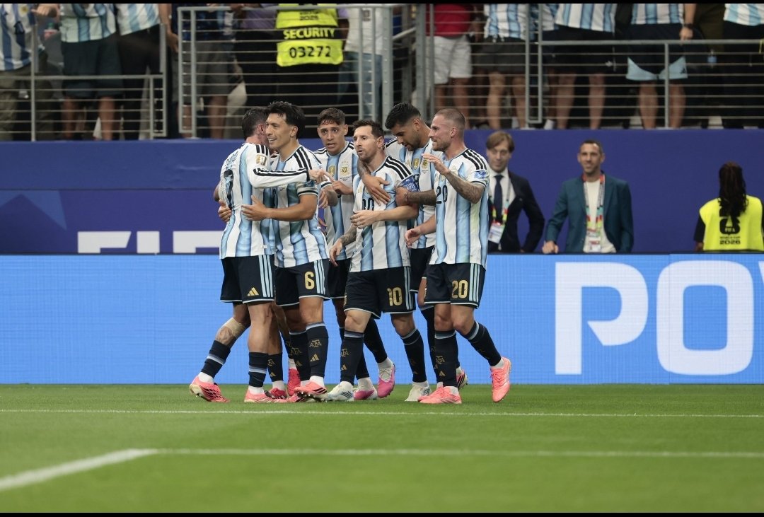 codigosdv's tweet photo. Argentina le ganó 2-0 a Austria por la segunda fecha de la Copa del Mundo con dos goles más de Messi.

Aseguro la clasificación a 16avos de final y en caso de empatar con Jordania quedará primera en el grupo J. https://t.co/ZIn2N83caW
